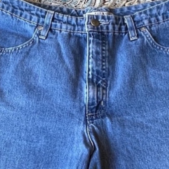 Denim shorts / high rise jean shorts w Belt buckles & 4 pockets
Sze 12 / Large - Picture 3 of 10